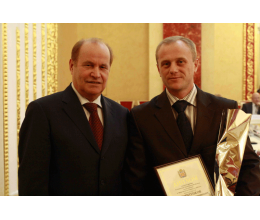 Премия губернатора Оренбургской области профессору А.В.Шнитенкову за достижения в сфере науки и техники за 2009 год